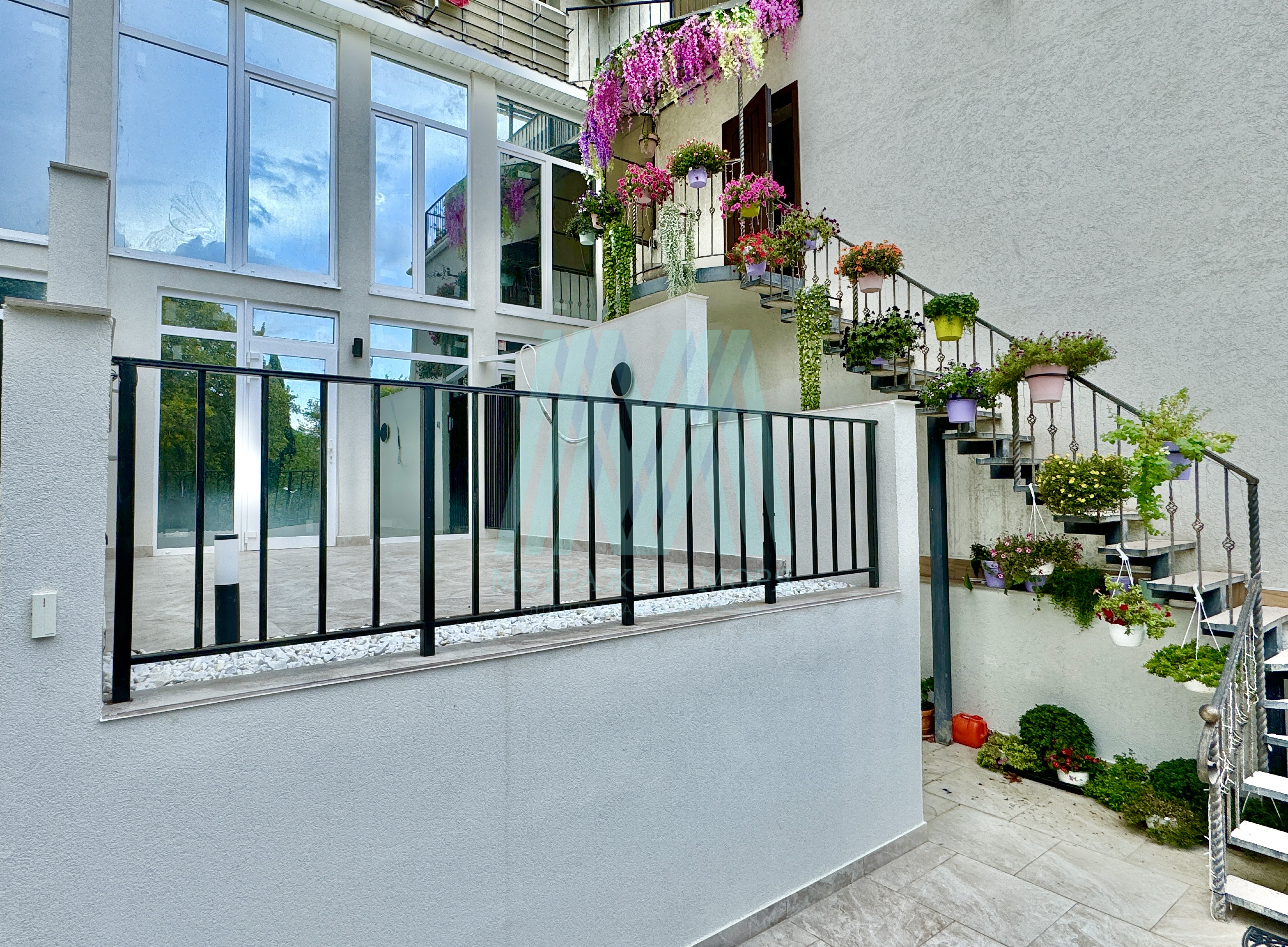 Двухуpoвнeвый aпaртaмент с отдельным вxодoм и своим двopoм — 133.5 м², 1/13 эт.