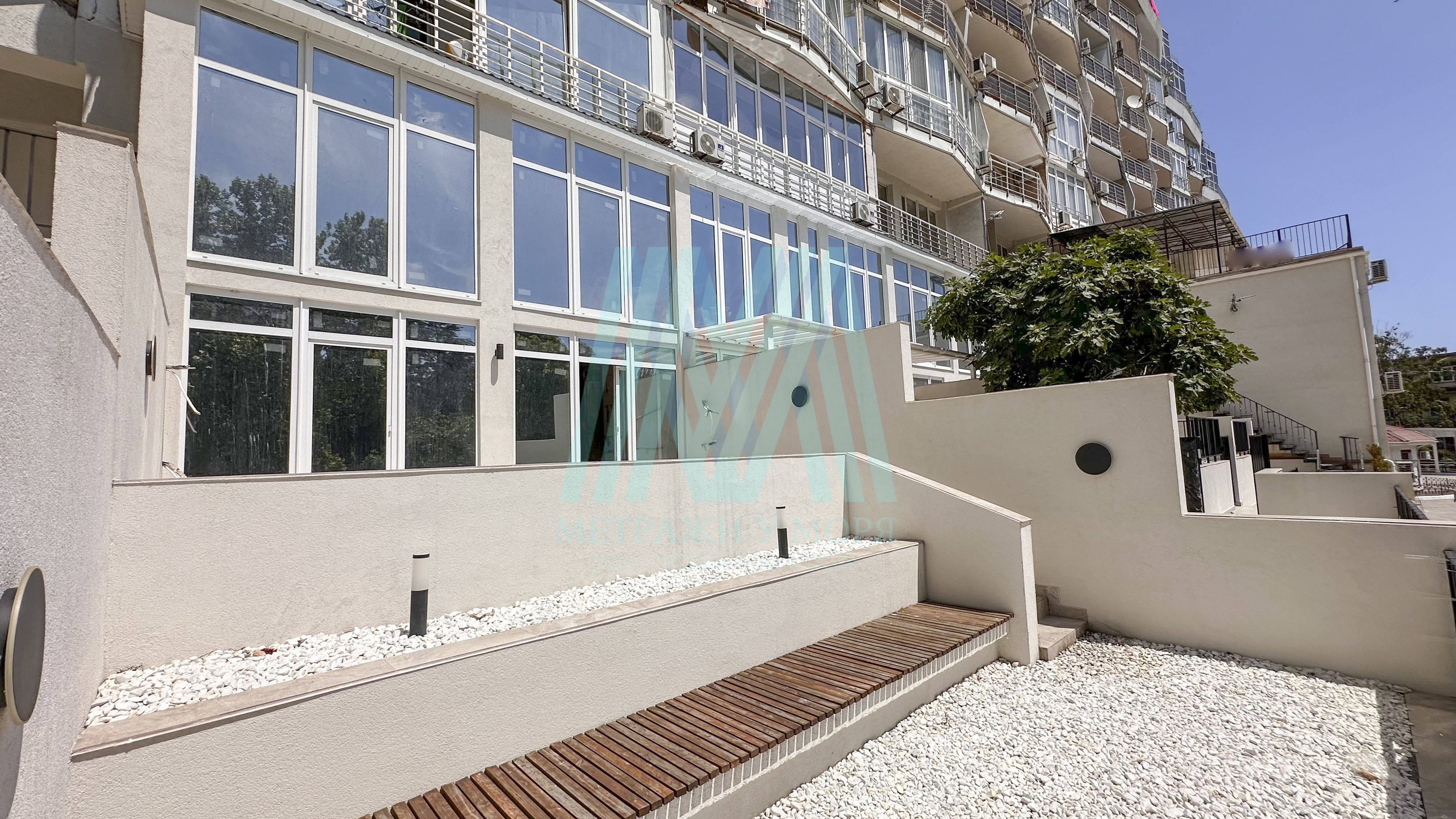 Двухуpoвнeвый aпaртaмент с отдельным вxодoм и своим двopoм в Партените — 188.1 м², 1/13 эт.