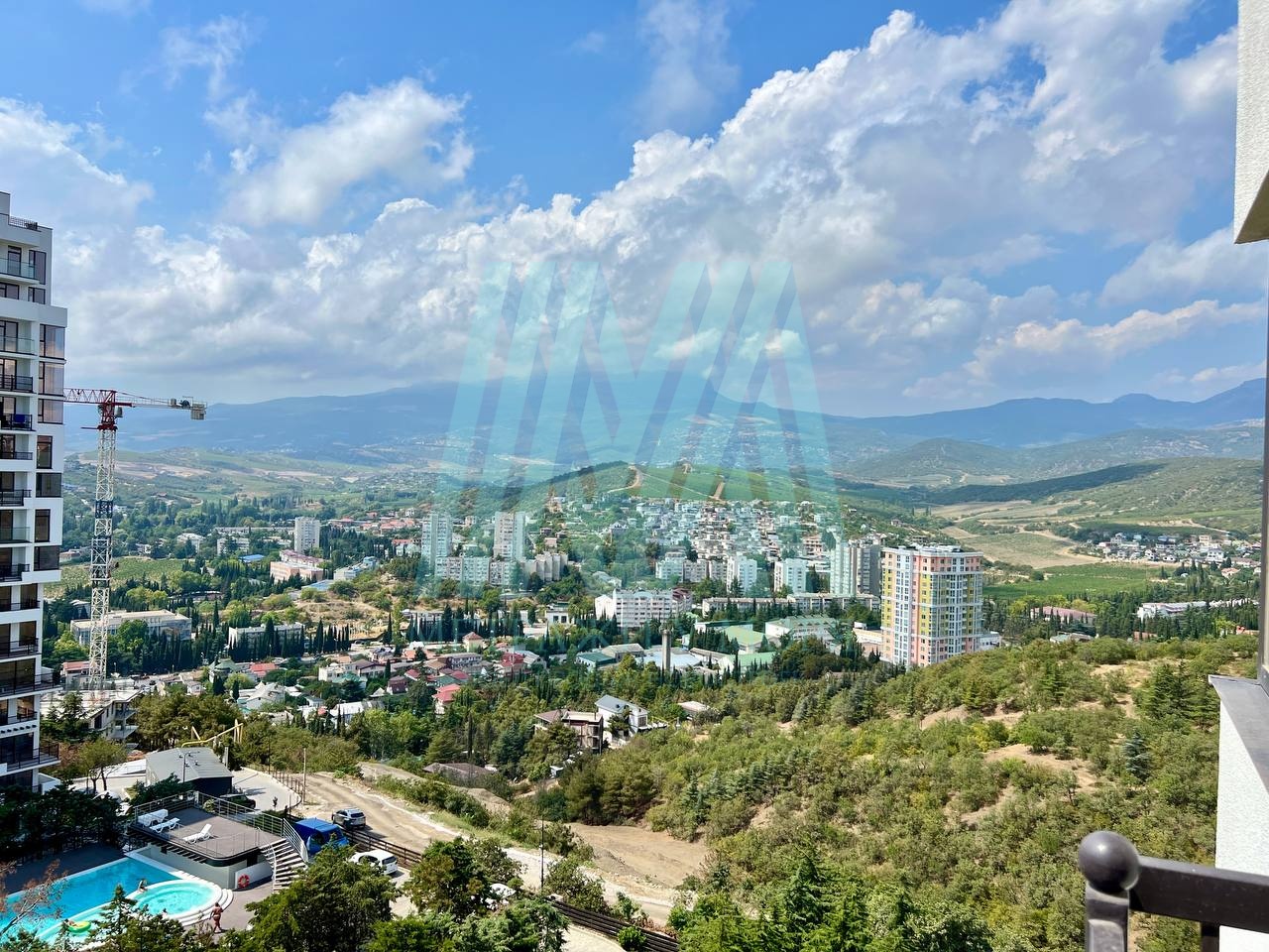 Хотели бы жить в Крыму с видом на море и горы?